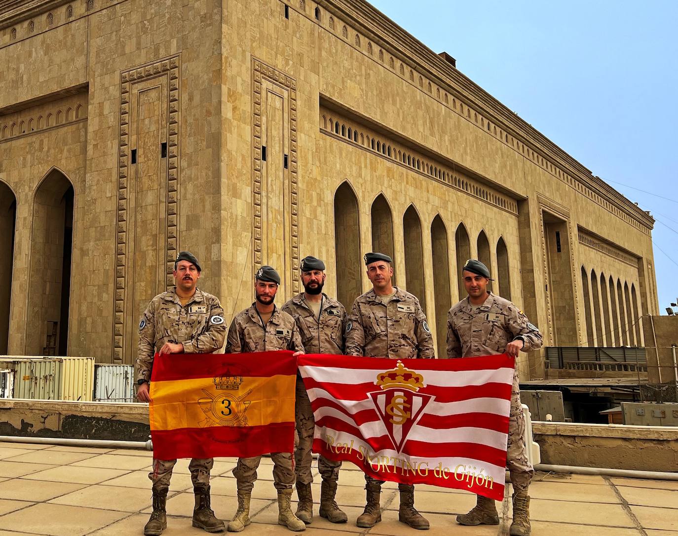 El Sporting recibe los ánimos del ejército desde Irak para el derbi