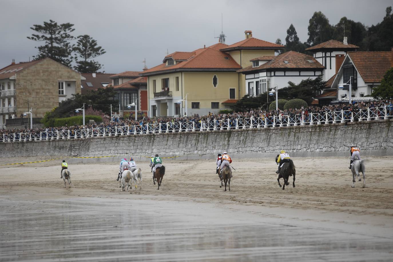 Los caballos toman la playa de Ribadesella