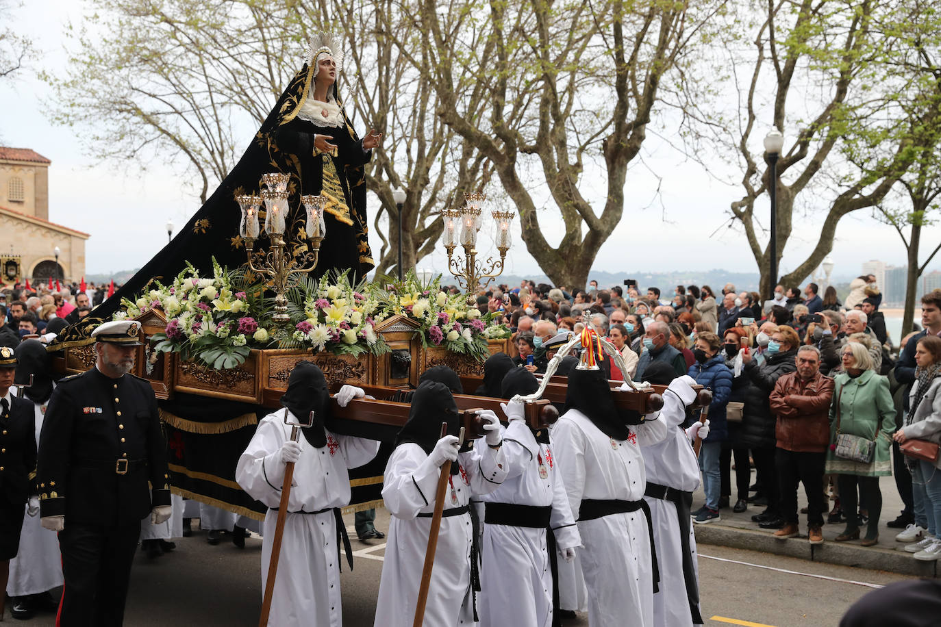 Emotivo y multitudinario Santo Entierro en Gijón