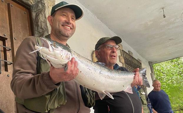 Un sargento de la Guardia Civil de Cangas pesca el campanu del Sella