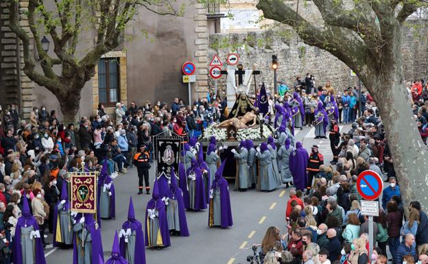 Solemne y multitudinario Santo Entierro de Cristo en Gijón