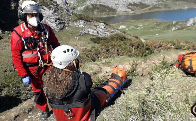 Rescatan a una senderista que se fracturó una pierna en Cangas de Onís