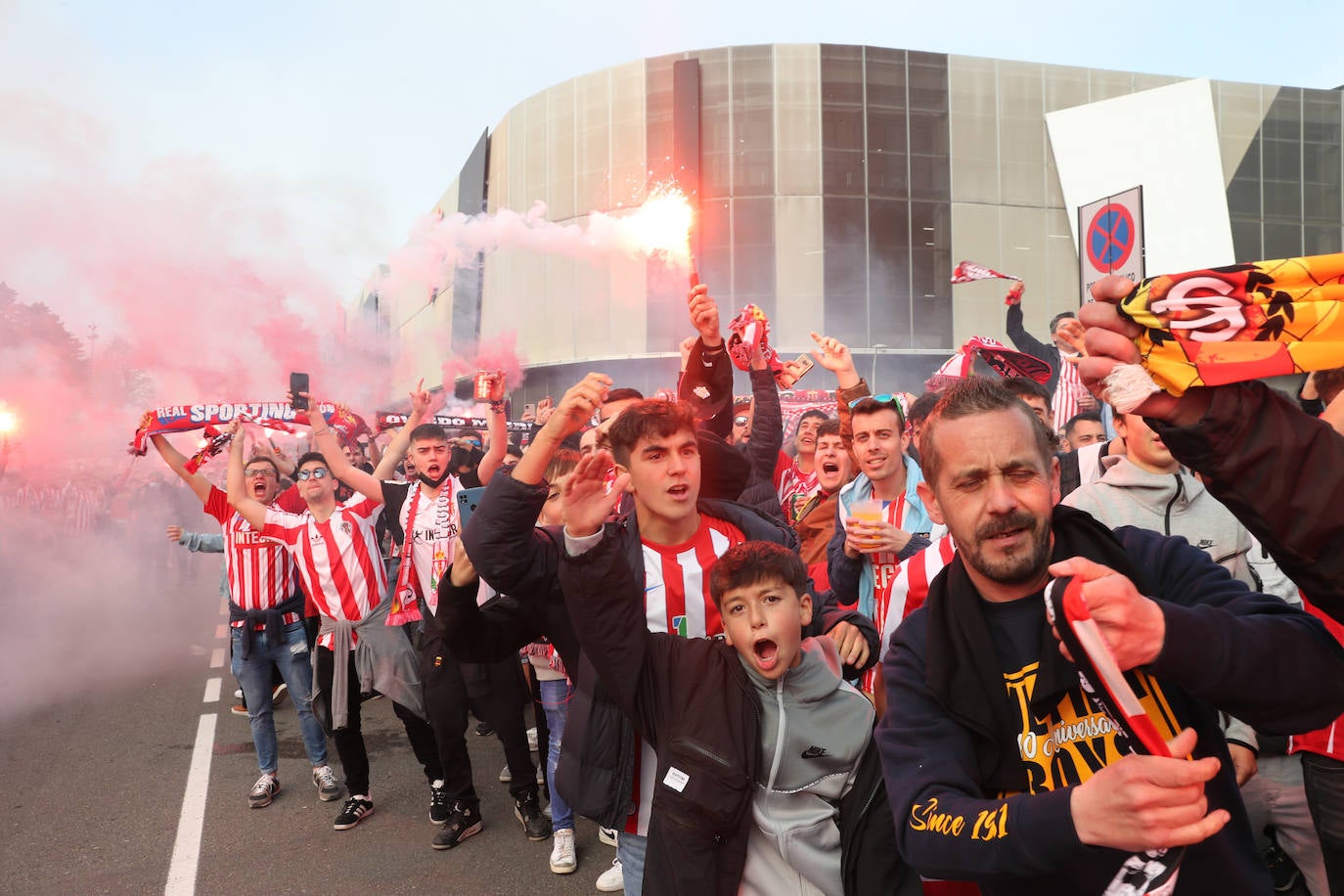 La 'Mareona' llena las inmediaciones de El Molinón