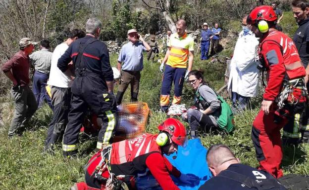 Evacúan al hospital a una mujer que quedó atrapada al volcar con su tractor en Amieva