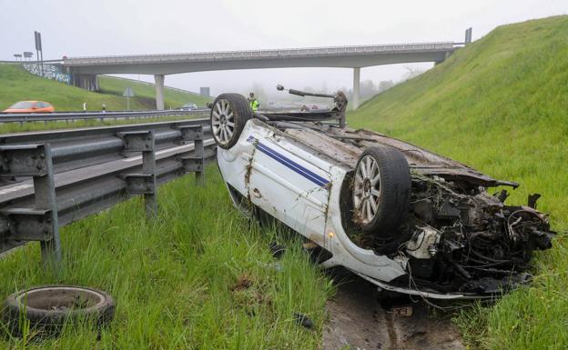 Vuelca con su coche tras perder el control en la AS-I