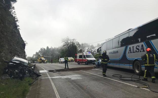 Tres heridos en un accidente entre un autobús y un coche en Llanes