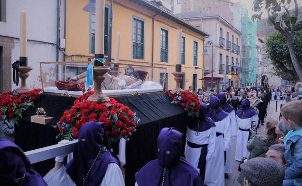 Cangas recupera la procesión del Santo Entierro, una tradición casi perdida en la región suroccidental