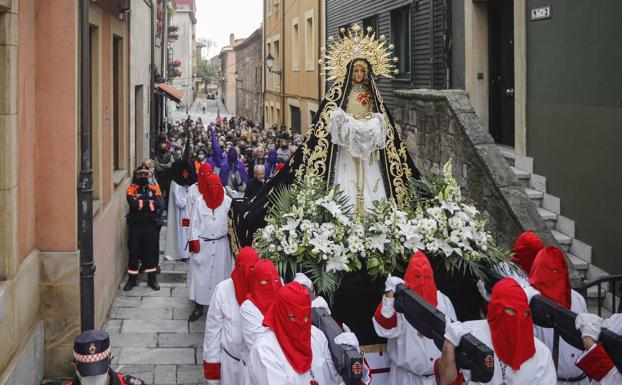 El silencio y la oración acompañan a la Soledad de María por las calles de Cimavilla