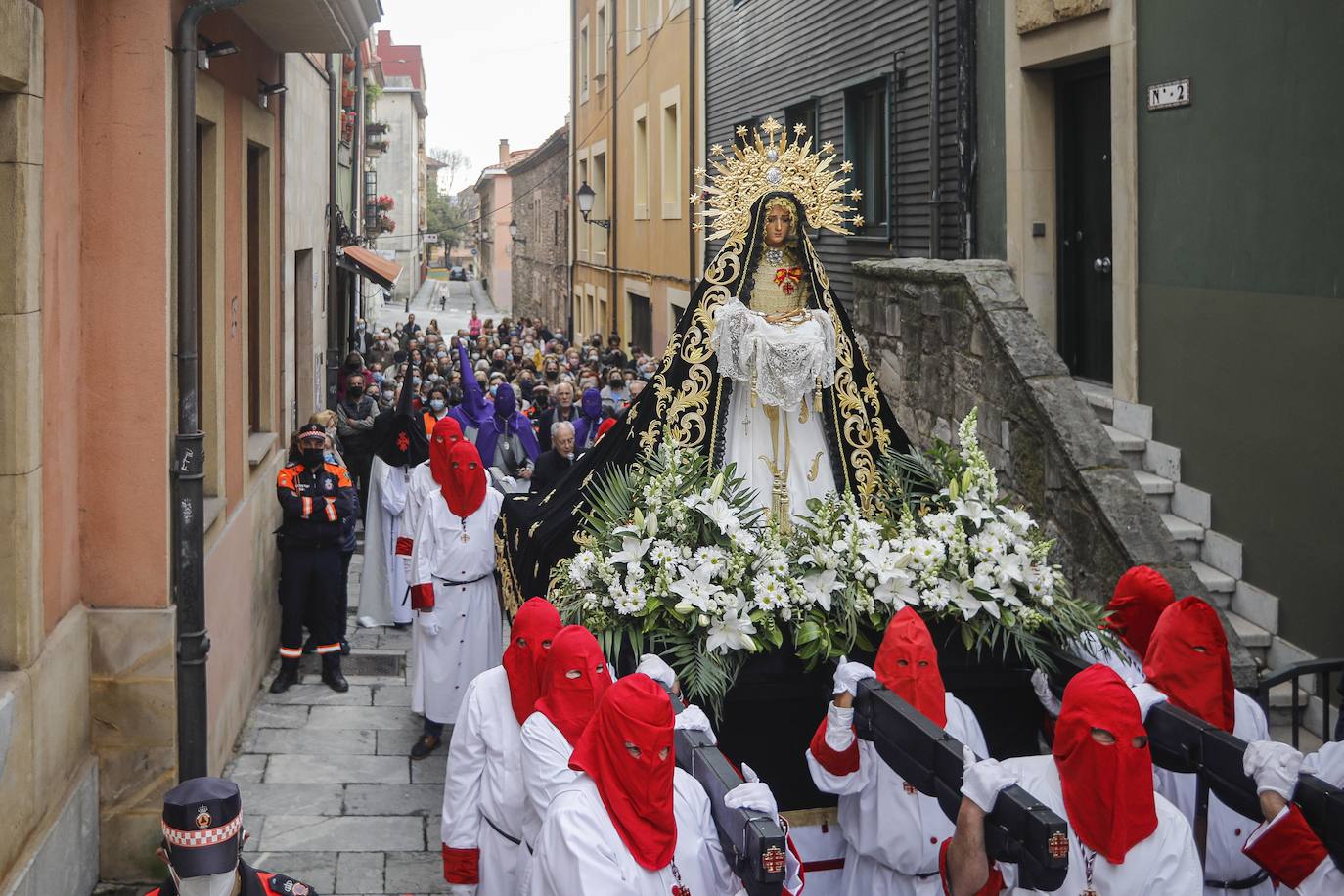 Las calles de Cimavilla guardan silencio al paso de la Soledad