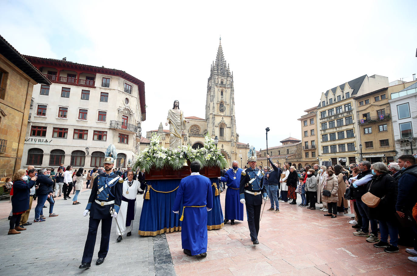 La procesión del Resucitado emociona en Oviedo