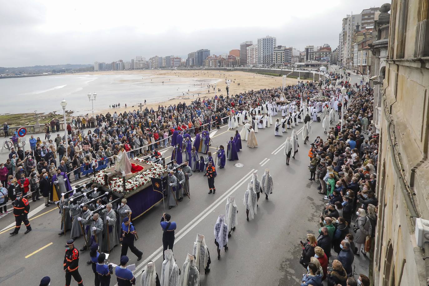 Emotiva procesión del Domingo de Resurrección en Gijón
