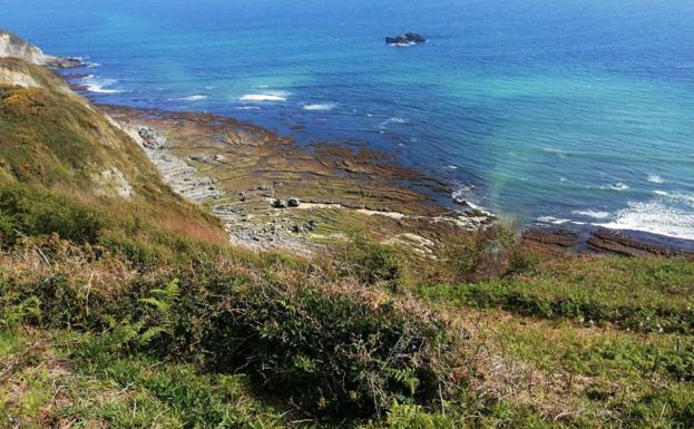 Cierran la playa gijonesa de Serín por una mancha en la mar y riesgo de desprendimientos