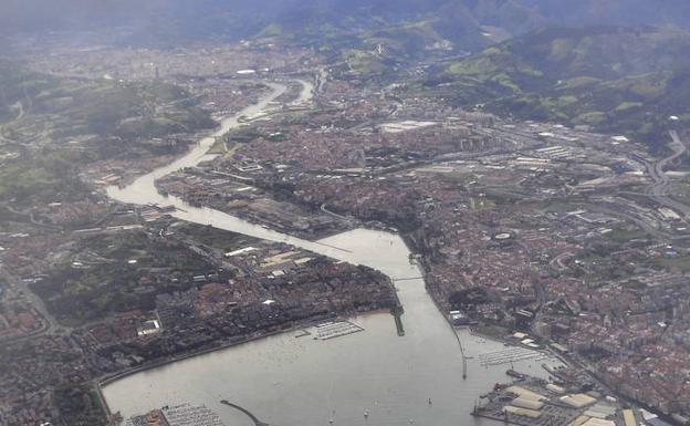 Muere ahogado un hombre que se lanzó a la ría de Bilbao para huir de la Policía