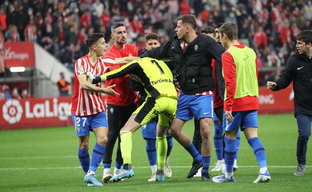 Rivera y Berto, dos partidos de sanción para cada uno por los altercados tras el derbi asturiano