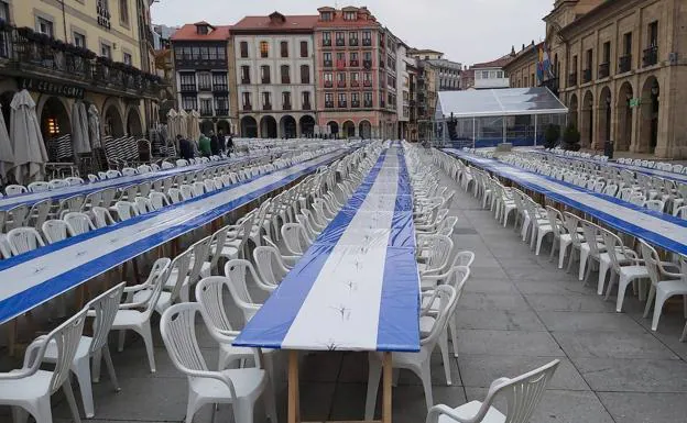 Más de 15.000 personas miran al cielo para comer en la calle en Avilés