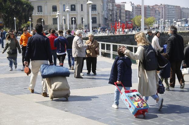 La masiva afluencia de visitantes en Semana Santa abre la puerta a un verano de lleno turístico