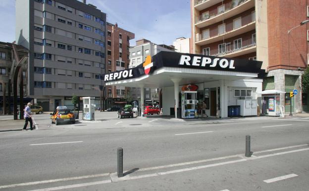 Hasta 15 euros de diferencia entre la gasolinera más barata y la más cara al repostar este lunes en Asturias