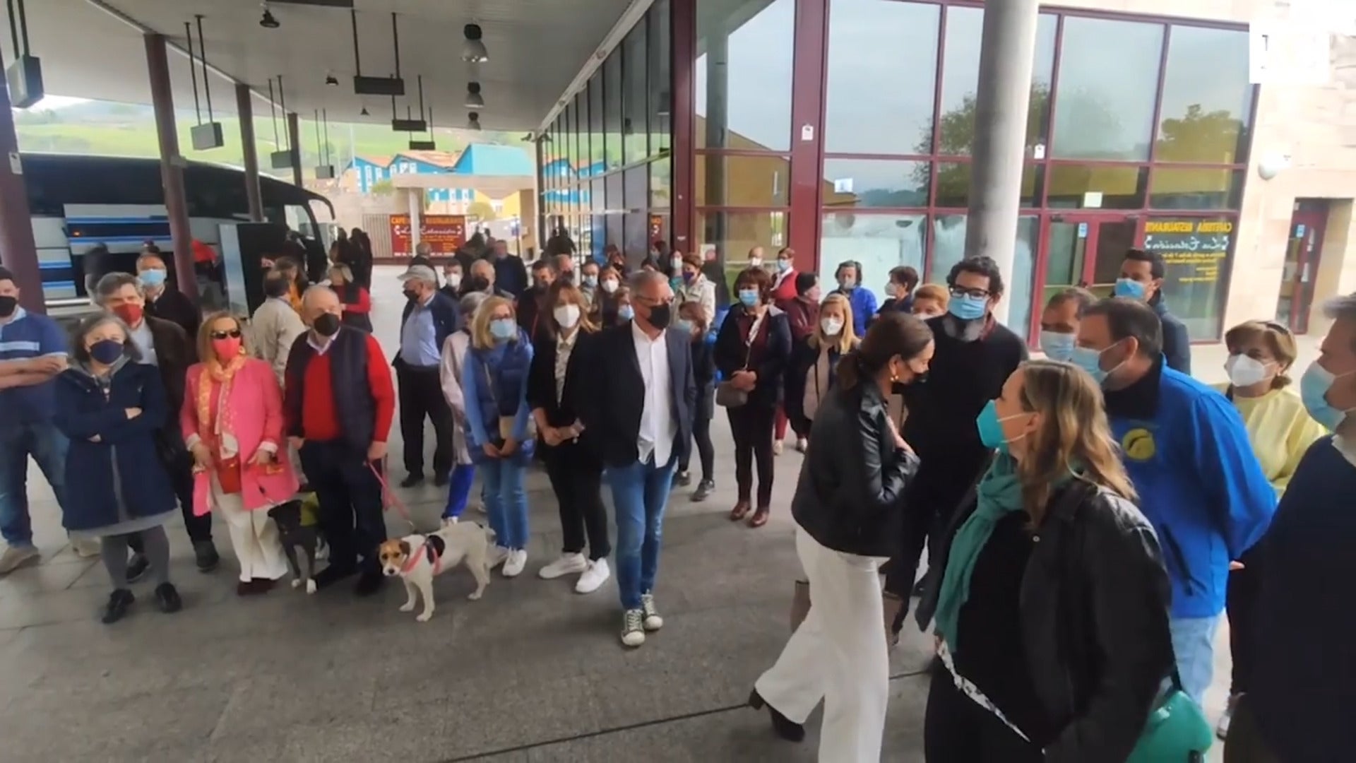 Los vecinos de Cangas de Onís reclaman una línea directa en autobús a