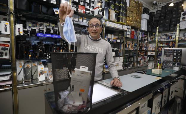 Así queda el uso de mascarillas en las tiendas de ropa y supermercados