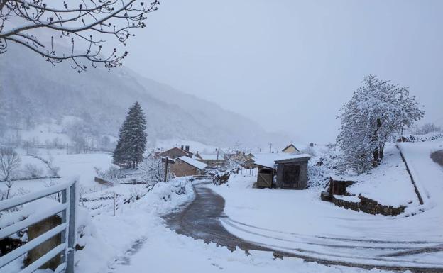 Normalidad en las carreteras asturianas, tras una mañana complicada por la nieve