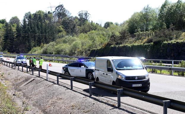 Un quirosano de 67 años fallece atropellado cuando recogía una carga en la autovía