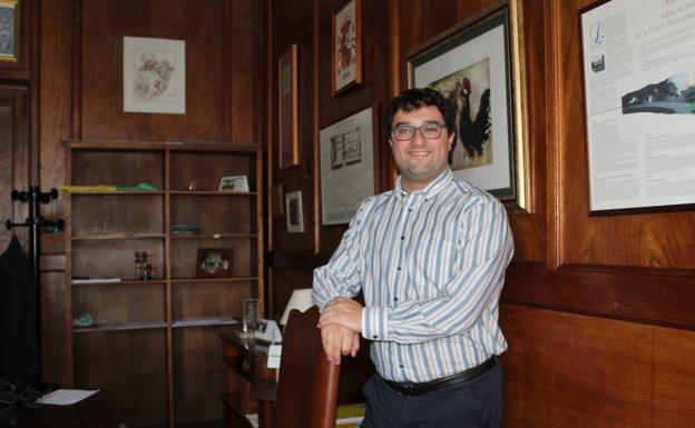 El alcalde de Valdés cierra su etapa como secretario general del PSOE local