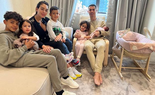 Georgina y Cristiano presentan a su hija tras la muerte de su mellizo