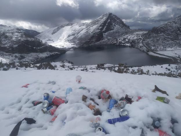 Los destrozos y la basura llegan a los Picos de Europa