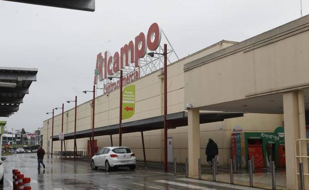 Un gato se cuela en un cuadro eléctrico y paraliza el centro comercial de Alcampo en Gijón