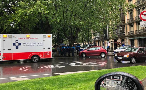 Reaniman a un conductor que sufrió una insuficiencia cardiaca tras una colisión en la avenida de la Costa