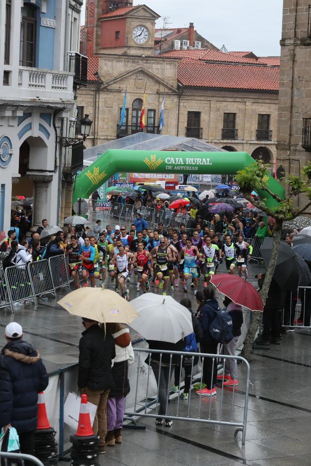 La fuerza del duatlón vence a la lluvia en Avilés