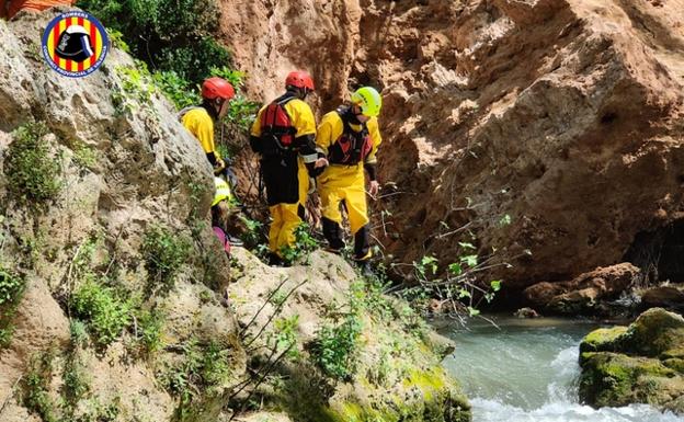 Mueren una mujer y su hijo de cinco años al caer en una poza en Valencia