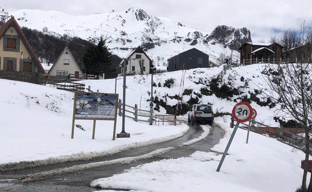 Primavera invernal en Asturias: San Isidro amanece teñido de blanco