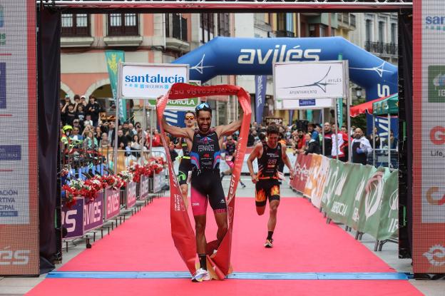 Tino Fernández y Joselyn Brea se llevan el Campeonato de España de Duatlón en Avilés