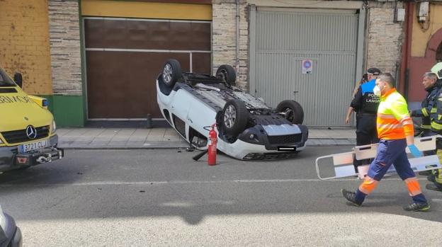 Dos sexagenarios, heridos leves en un aparatoso accidente en pleno centro de Sama