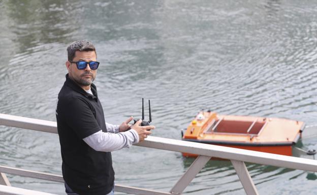 Un dron para limpiar la superficie marina del Puerto Deportivo de Gijón