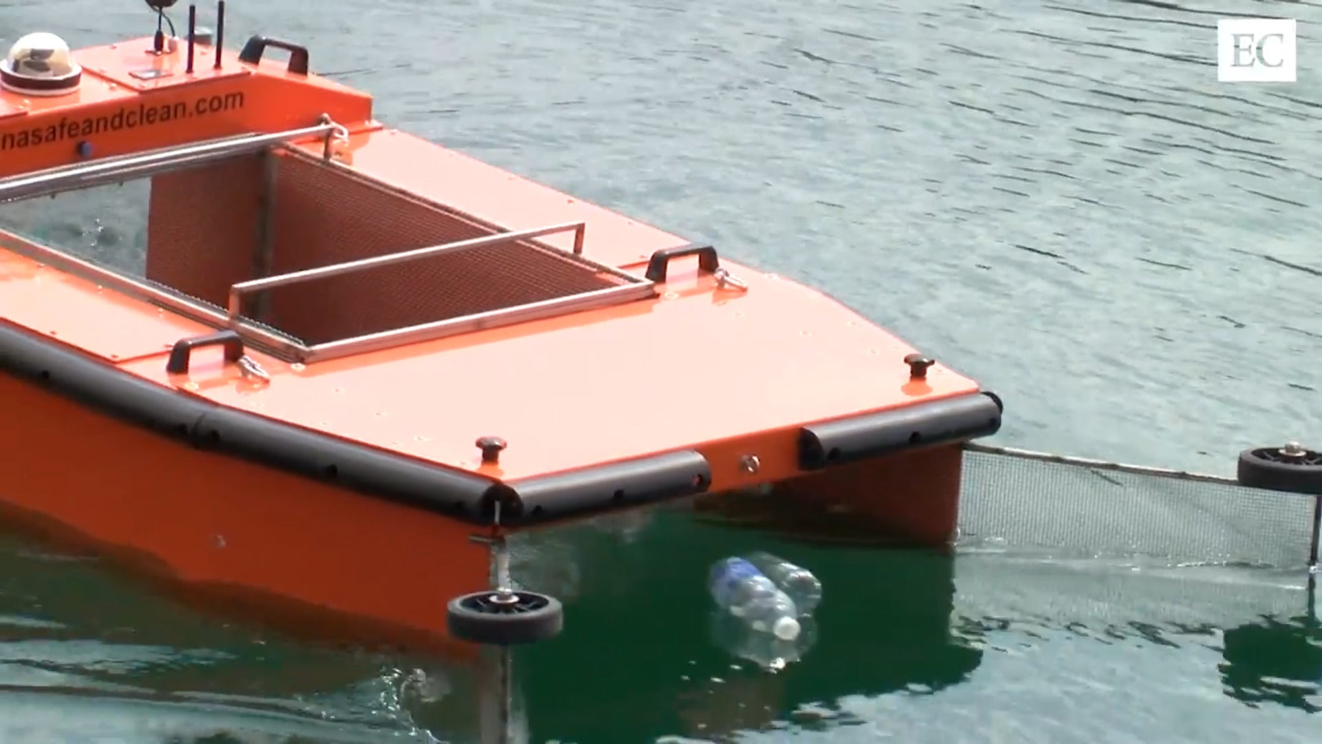 Un dron marino limpia el Puerto Deportivo de Gijón