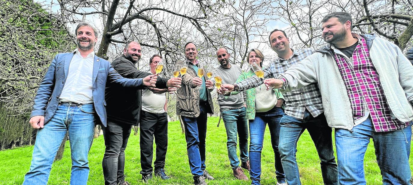 La Comarca de la Sidra brinda por la floración del manzano