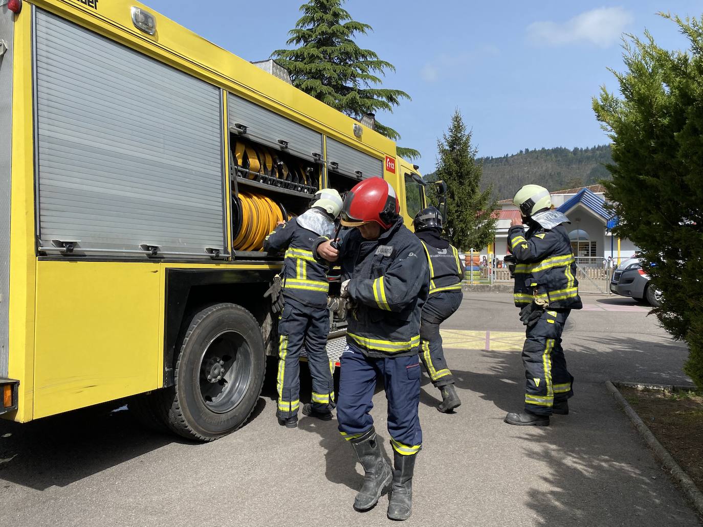 Amplio despliegue para un simulacro de evacuación en el colegio 'L'Ablanu' de Infiesto