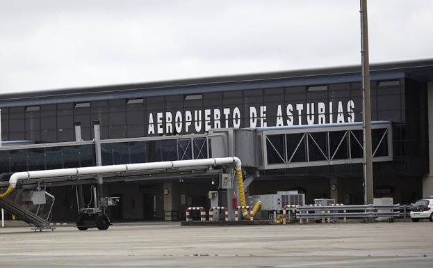 Aterriza de emergencia un avión en el aeropuerto de Asturias que venía de Inglaterra