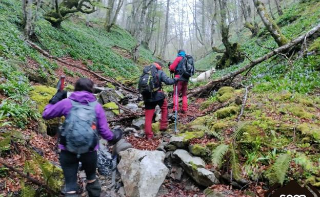 Dos senderistas se desorientan en Quirós y pasan la noche en una pequeña cueva