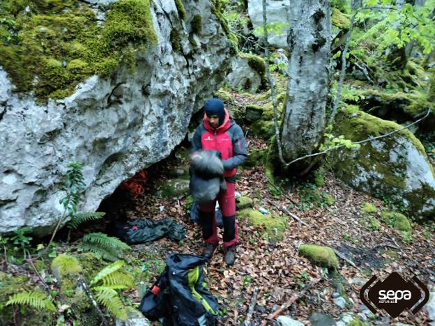 Rescatan ilesa a una pareja que pernoctó en una cueva de Quirós tras perderse en el monte