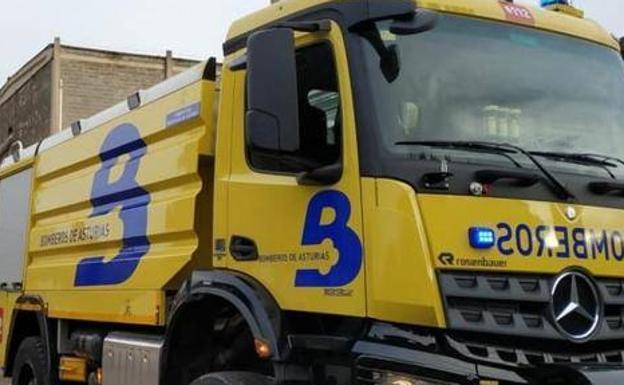 Los bomberos sofocan el incendio de un vehículo en la localidad de Ujo