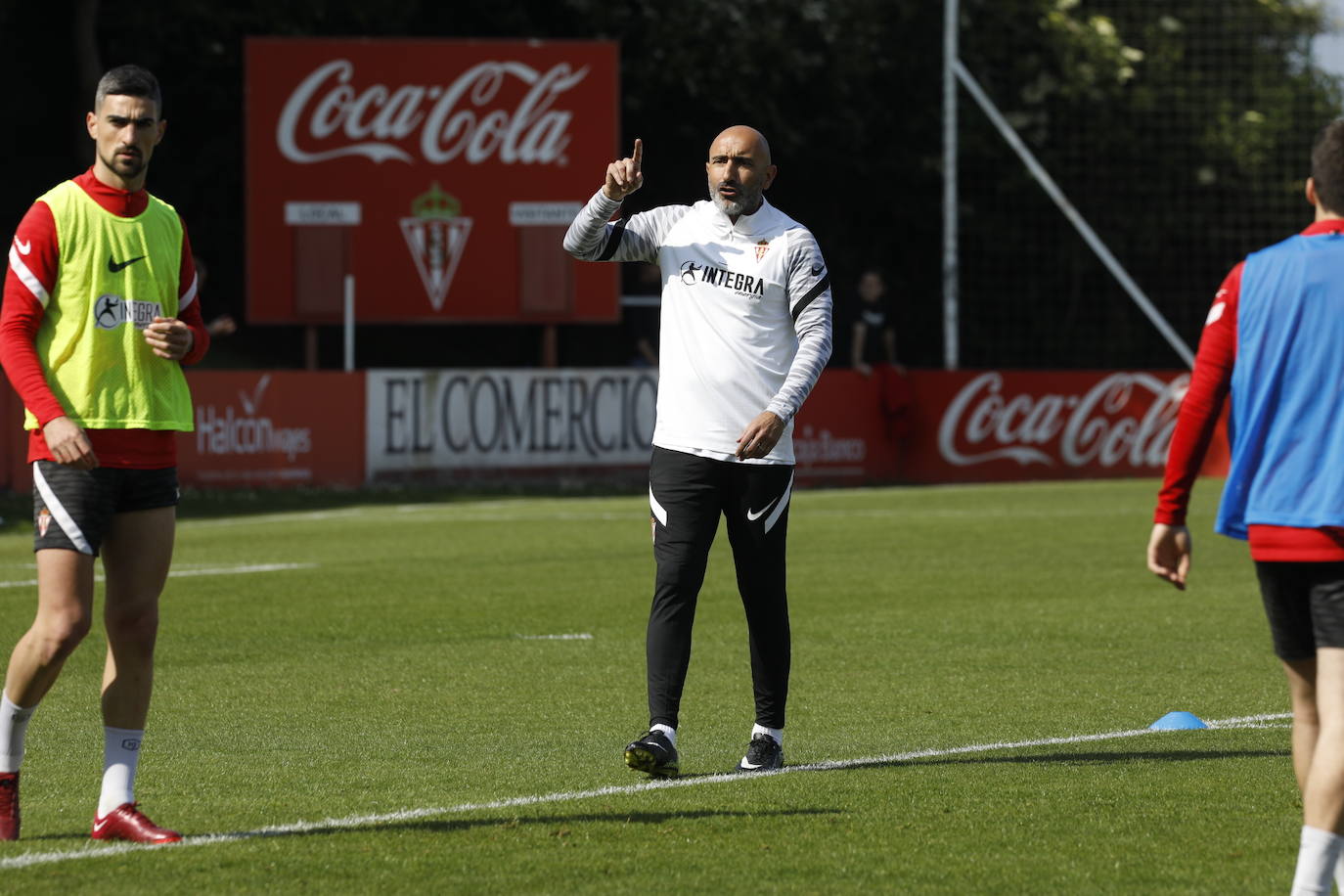 Expectación en Mareo en el primer entrenamiento de Abelardo con el Sporting