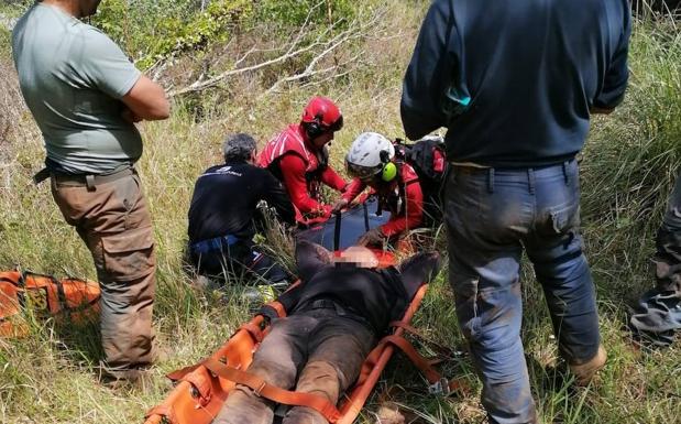 Rescatado un hombre de 62 años tras caerle una roca en un monte de Caravia