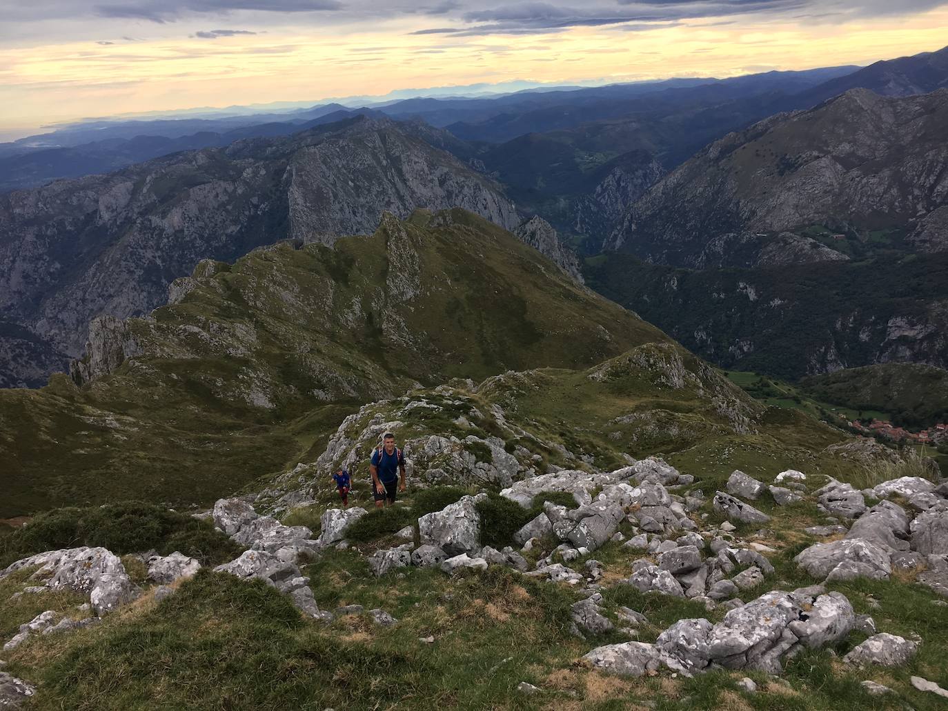 Ruta - De Tresvisu hasta el Cuetu Cerralosa: una balconada perfecta a los Picos de Europa