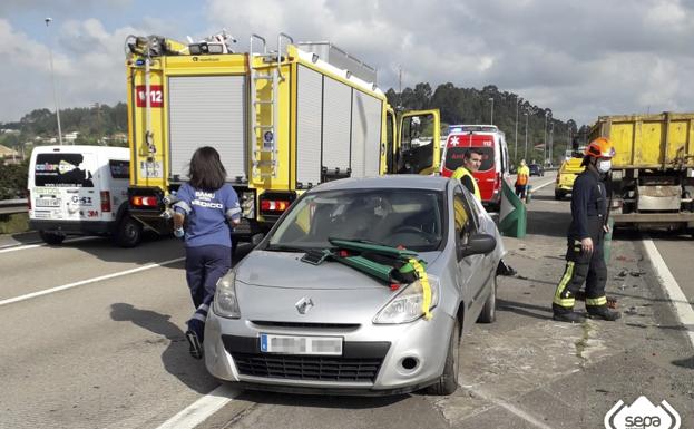 Dos heridos en un choque entre un coche y un camión en la 'Y'