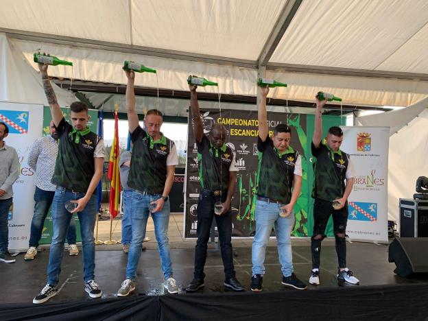 Salvador Ondó se lleva el primer premio del V Concurso de Escanciadores de Cabranes