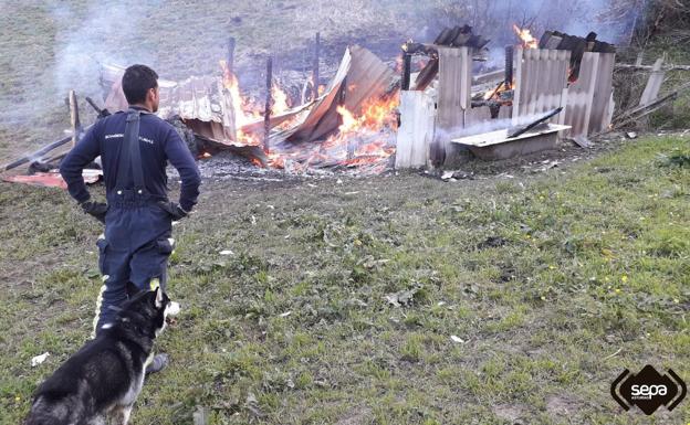 Un incendio calcina dos tendejones en la localidad de Cortes, en Quirós