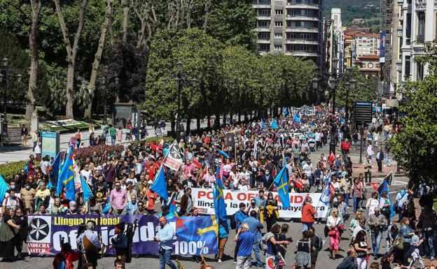 El asturianismo sale a la calle para exigir al Gobierno que siga negociando la oficialidad